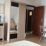 Goscinne Renata Knitter Komnino