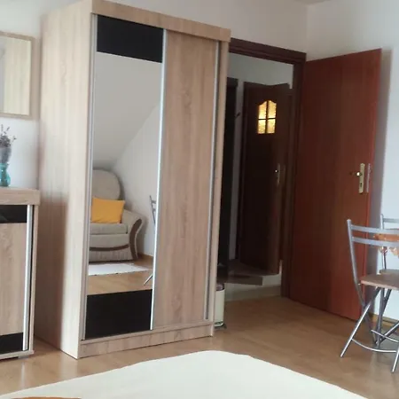 Goscinne Renata Knitter Komnino